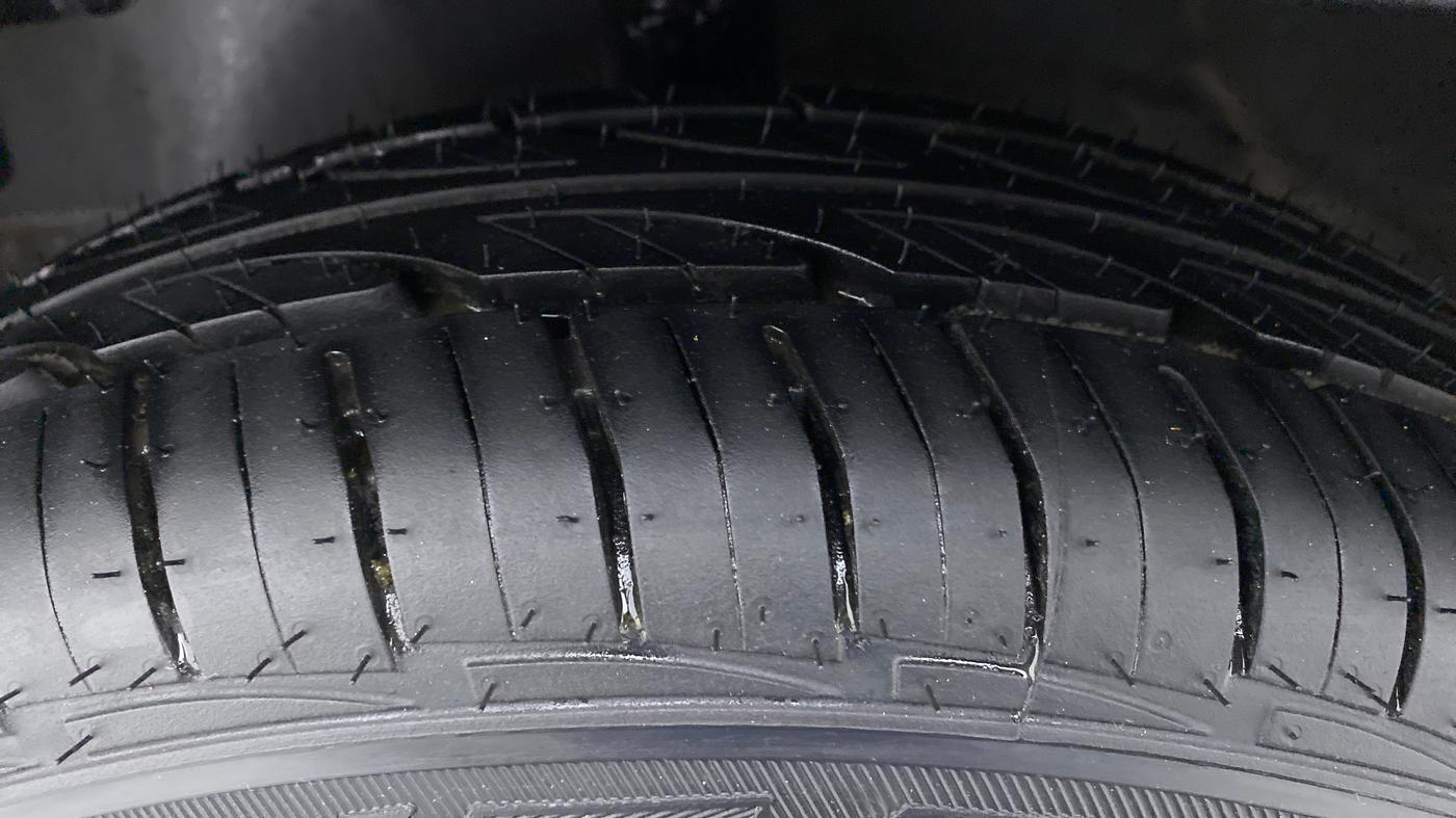 2015 Hyundai Eon ERA PLUS, Petrol, Manual, 26,895 km, Left Front Tyre Tread