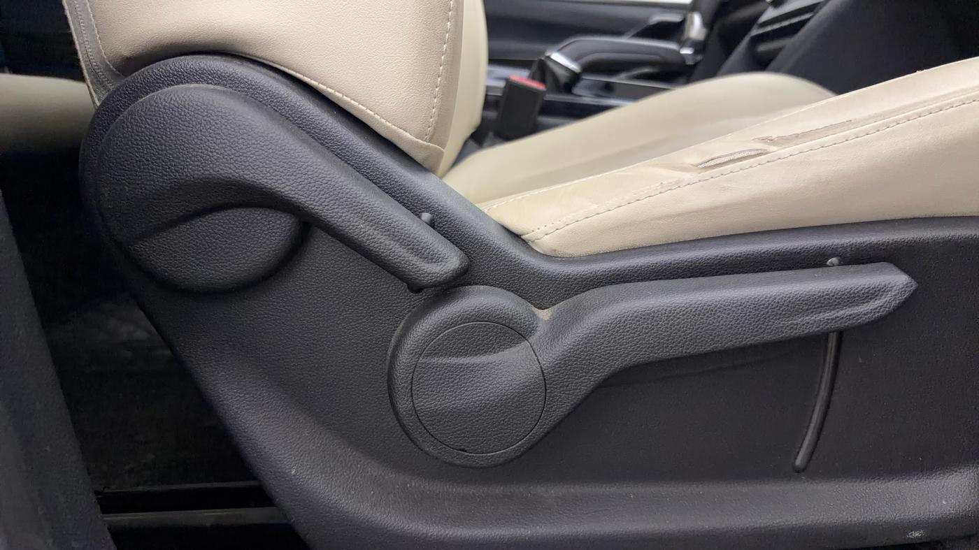 2022 Mahindra XUV700 AX 5 D AT 5 STR, Diesel, Automatic, 50,005 km, Driver Side Adjustment Panel