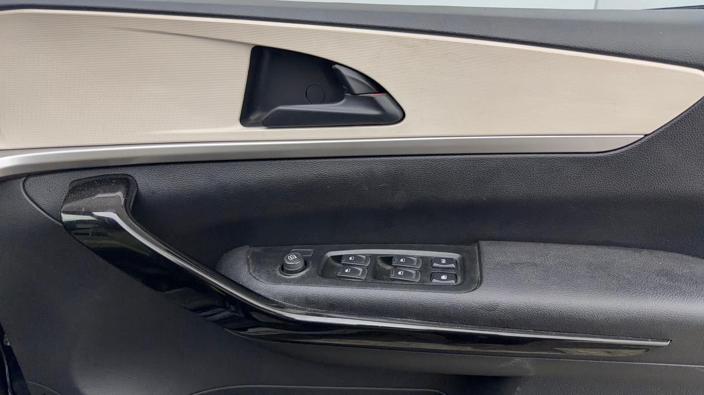 2022 Mahindra XUV700 AX 5 D AT 5 STR, Diesel, Automatic, 50,005 km, Driver Side Door Panels Control