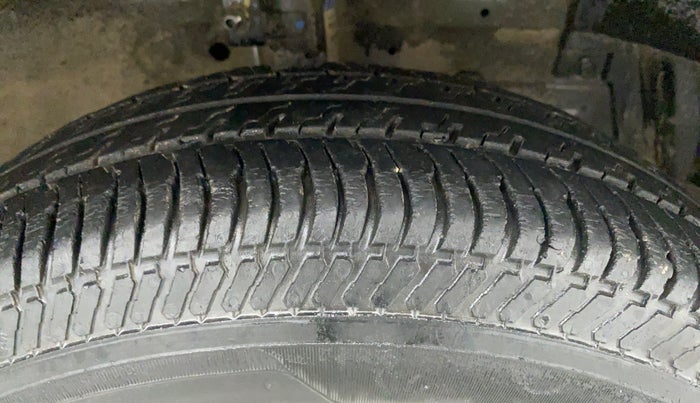2017 Maruti Swift LXI (O), CNG, Manual, 42,741 km, Right Front Tyre Tread