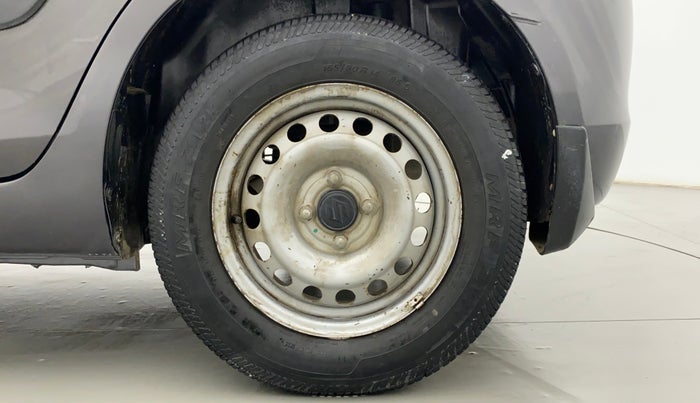 2017 Maruti Swift LXI (O), CNG, Manual, 42,741 km, Left Rear Wheel