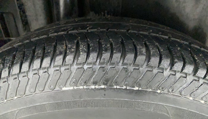 2017 Maruti Swift LXI (O), CNG, Manual, 42,741 km, Right Rear Tyre Tread