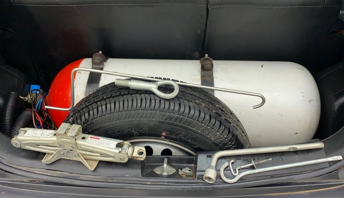 2017 Maruti Swift LXI (O), CNG, Manual, 42,741 km, Spare Tyre