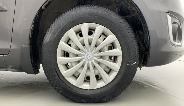 2017 Maruti Swift LXI (O), CNG, Manual, 42,741 km, Right Front Wheel