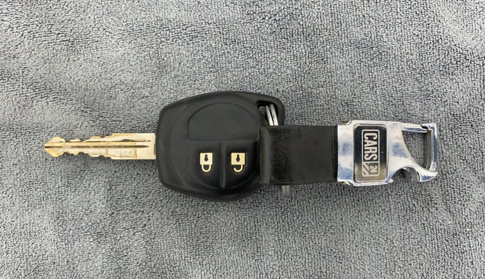 2017 Maruti Swift LXI (O), CNG, Manual, 42,741 km, Key Close Up