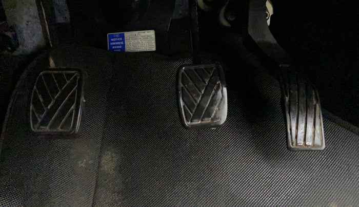 2017 Maruti Swift LXI (O), CNG, Manual, 42,741 km, Pedals