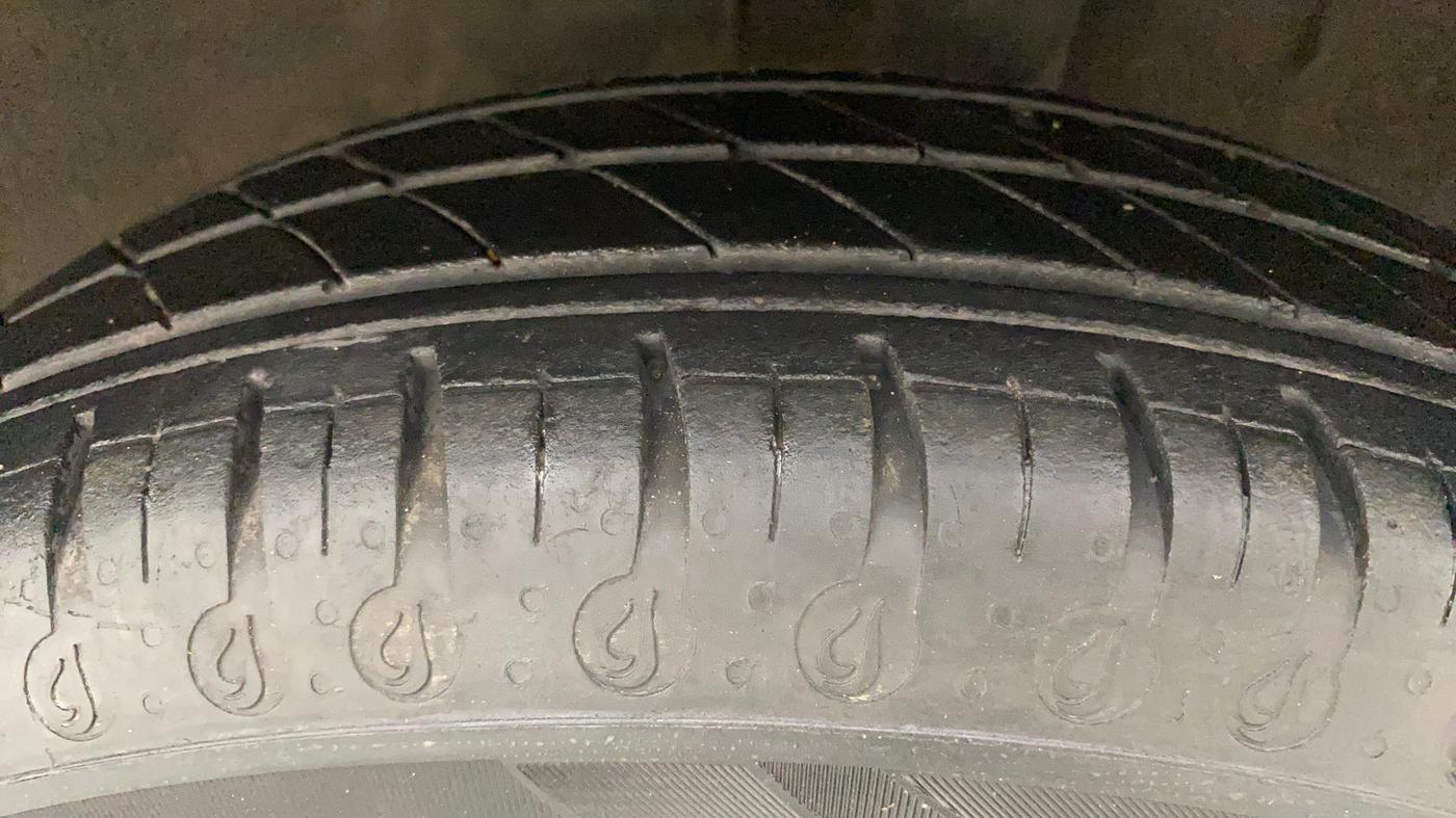 2021 Renault Kwid RXT 1.0 AMT (O), Petrol, Automatic, 31,053 km, Left Rear Tyre Tread