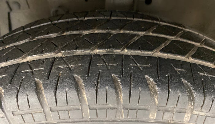 2014 Maruti Swift VXI, Petrol, Manual, 33,175 km, Left Front Tyre Tread