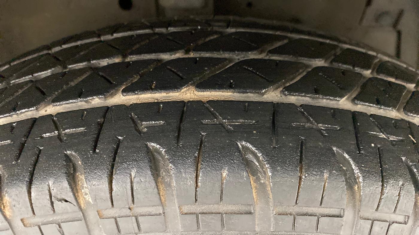 2014 Maruti Swift VXI, Petrol, Manual, 33,175 km, Right Front Tyre Tread