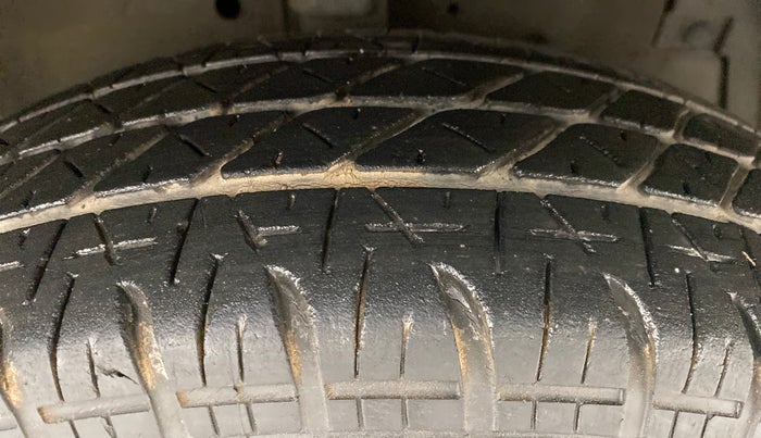 2014 Maruti Swift VXI, Petrol, Manual, 33,175 km, Right Front Tyre Tread