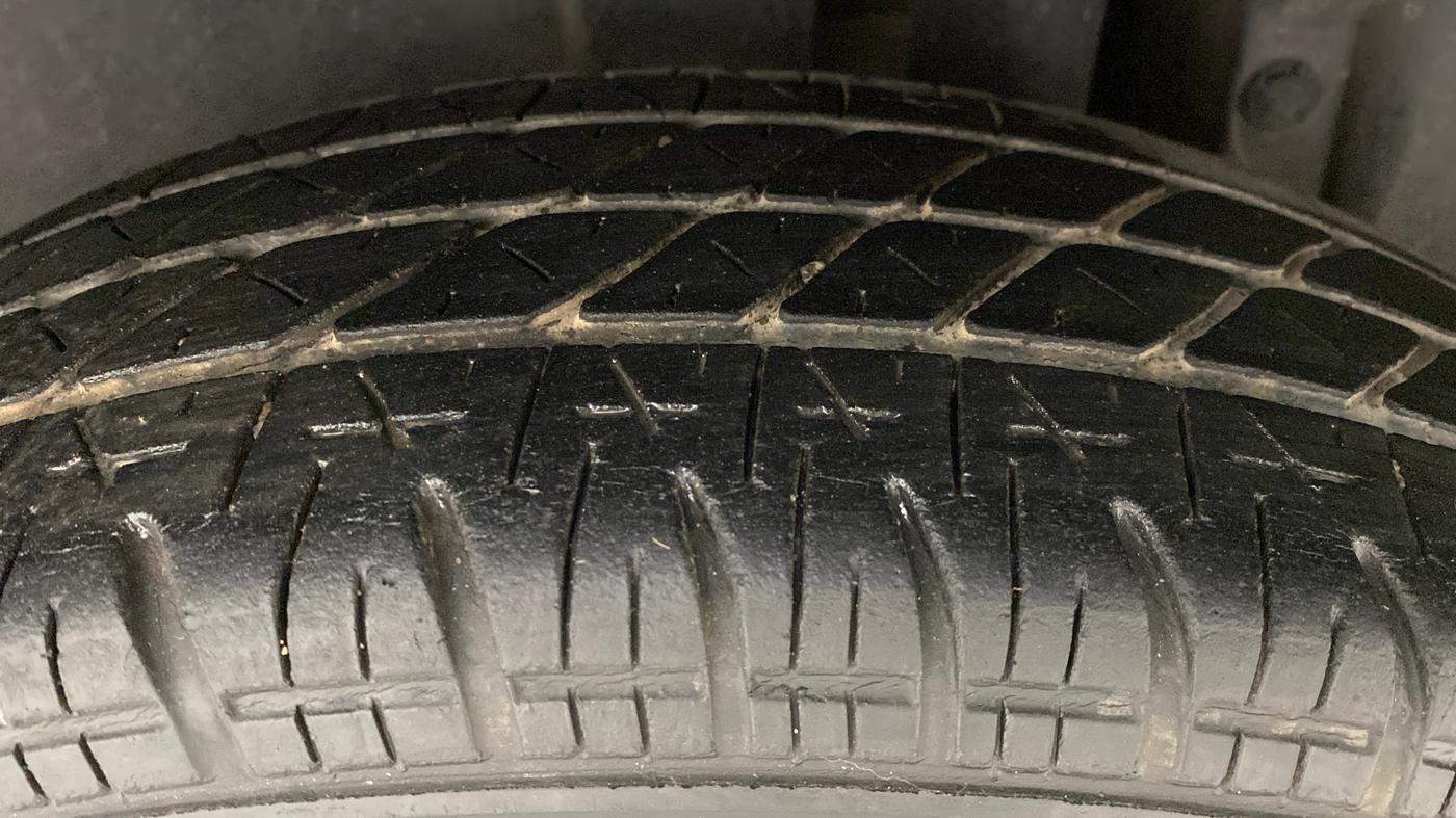2014 Maruti Swift VXI, Petrol, Manual, 33,175 km, Left Rear Tyre Tread