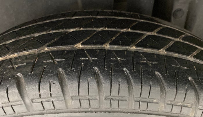 2014 Maruti Swift VXI, Petrol, Manual, 33,175 km, Left Rear Tyre Tread