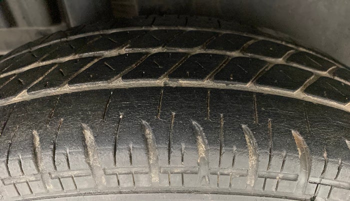 2014 Maruti Swift VXI, Petrol, Manual, 33,175 km, Right Rear Tyre Tread