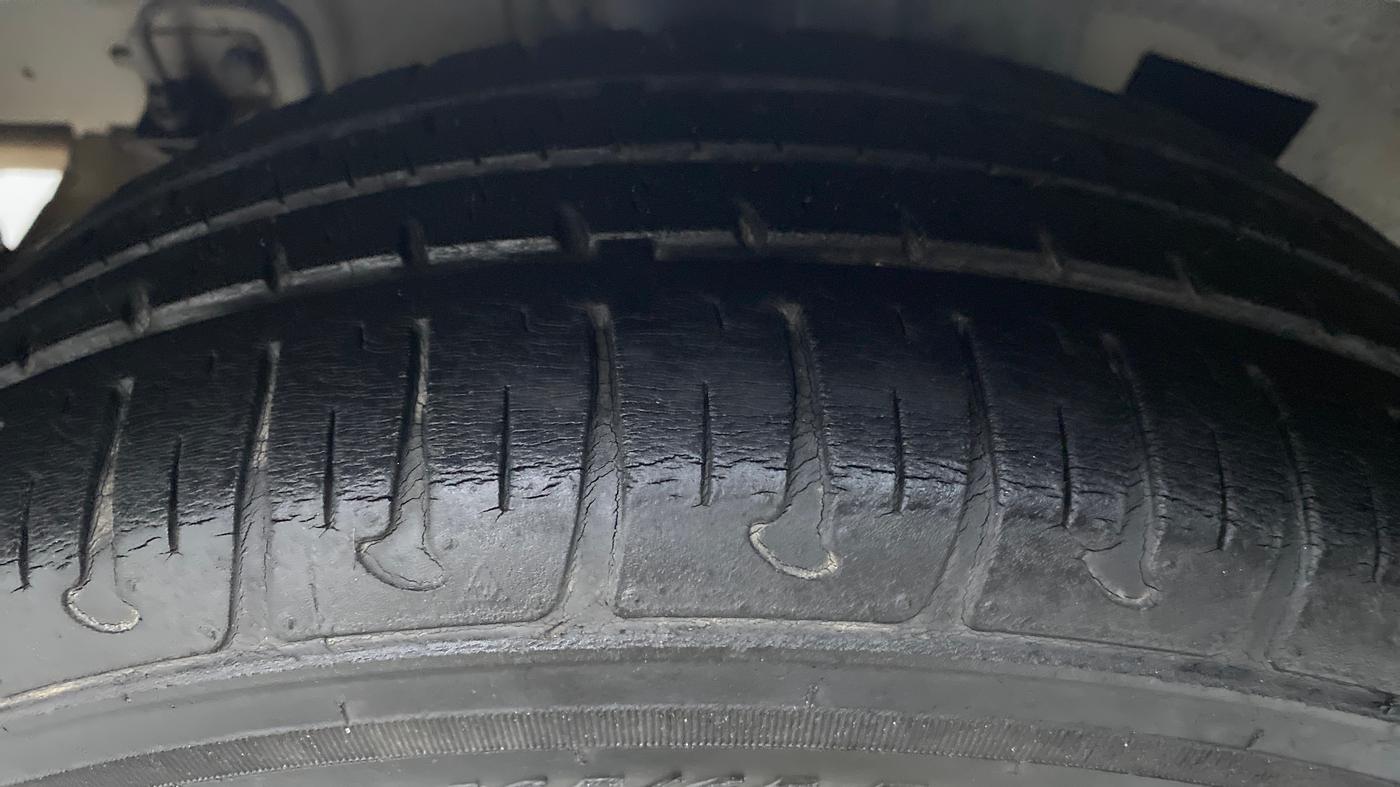 2015 Hyundai Grand i10 MAGNA 1.2 KAPPA VTVT, Petrol, Manual, 27,426 km, Right Rear Tyre Tread
