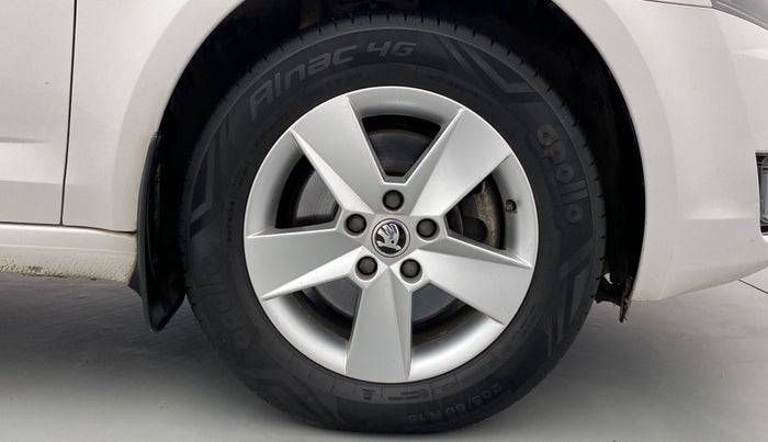 2016 Skoda Octavia AMBITION PLUS 1.8 TSI AT, Petrol, Automatic, 38,959 km, Right Front Wheel