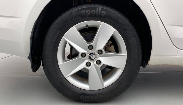 2016 Skoda Octavia AMBITION PLUS 1.8 TSI AT, Petrol, Automatic, 38,959 km, Right Rear Wheel