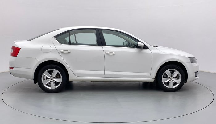 2016 Skoda Octavia AMBITION PLUS 1.8 TSI AT, Petrol, Automatic, 38,959 km, Right Side View