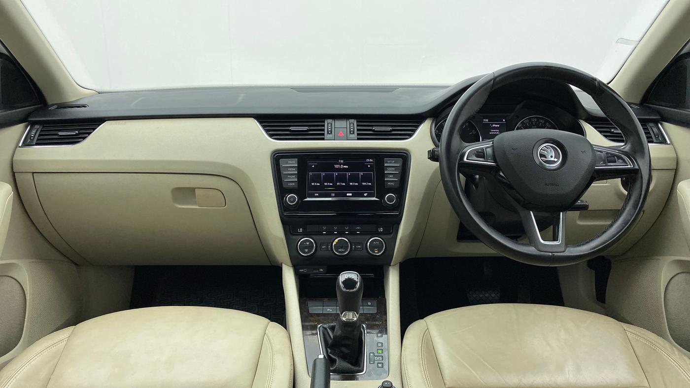 2016 Skoda Octavia AMBITION PLUS 1.8 TSI AT, Petrol, Automatic, 38,959 km, Dashboard