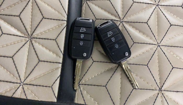 2022 KIA CARENS PRESTIGE 1.5 PETROL 7 STR, Petrol, Manual, 27,534 km, Key Close Up