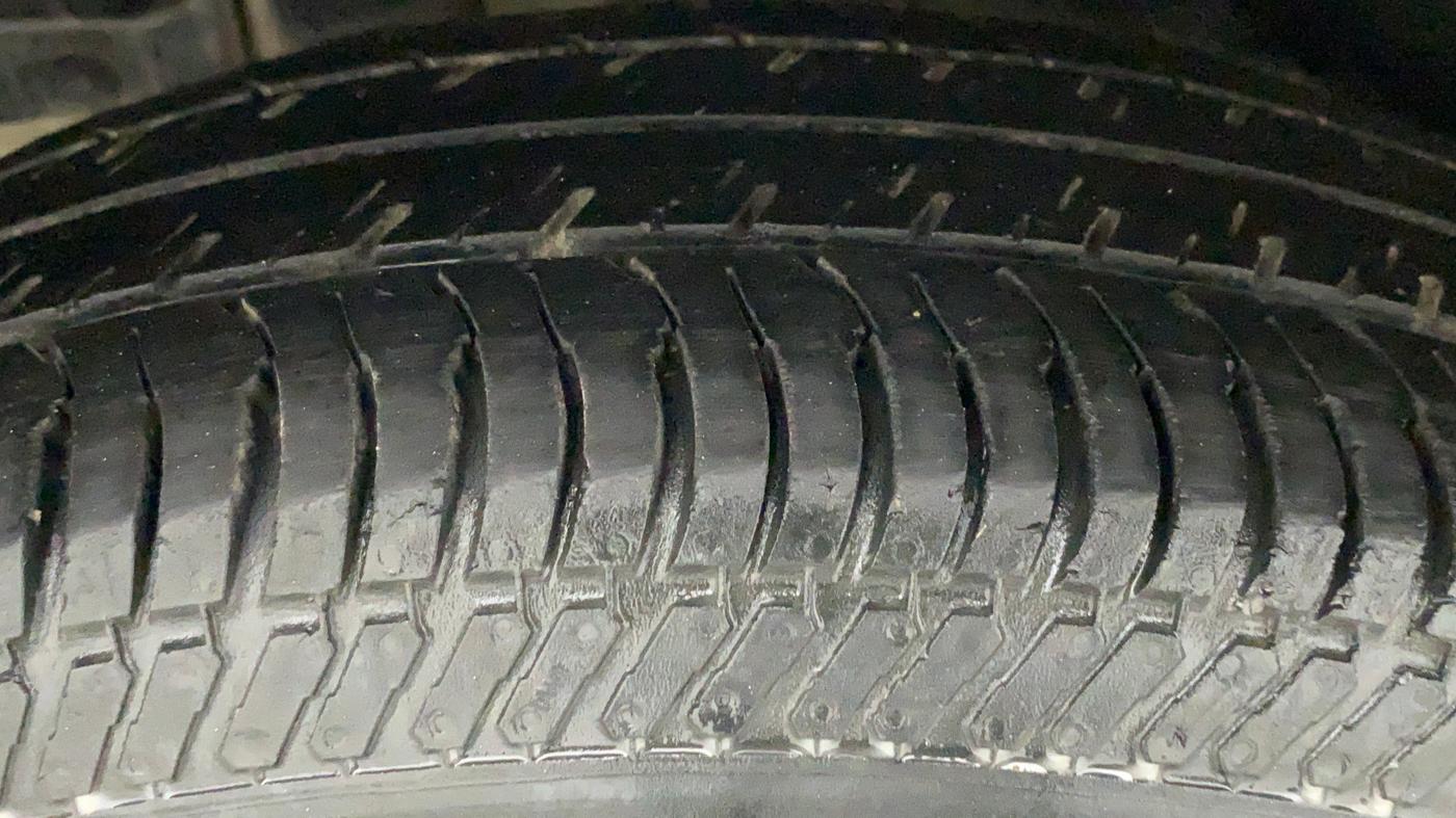 2017 Maruti Swift VXI O, Petrol, Manual, 97,031 km, Right Rear Tyre Tread