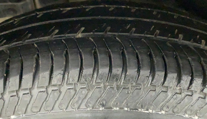 2017 Maruti Swift VXI O, Petrol, Manual, 97,031 km, Right Rear Tyre Tread