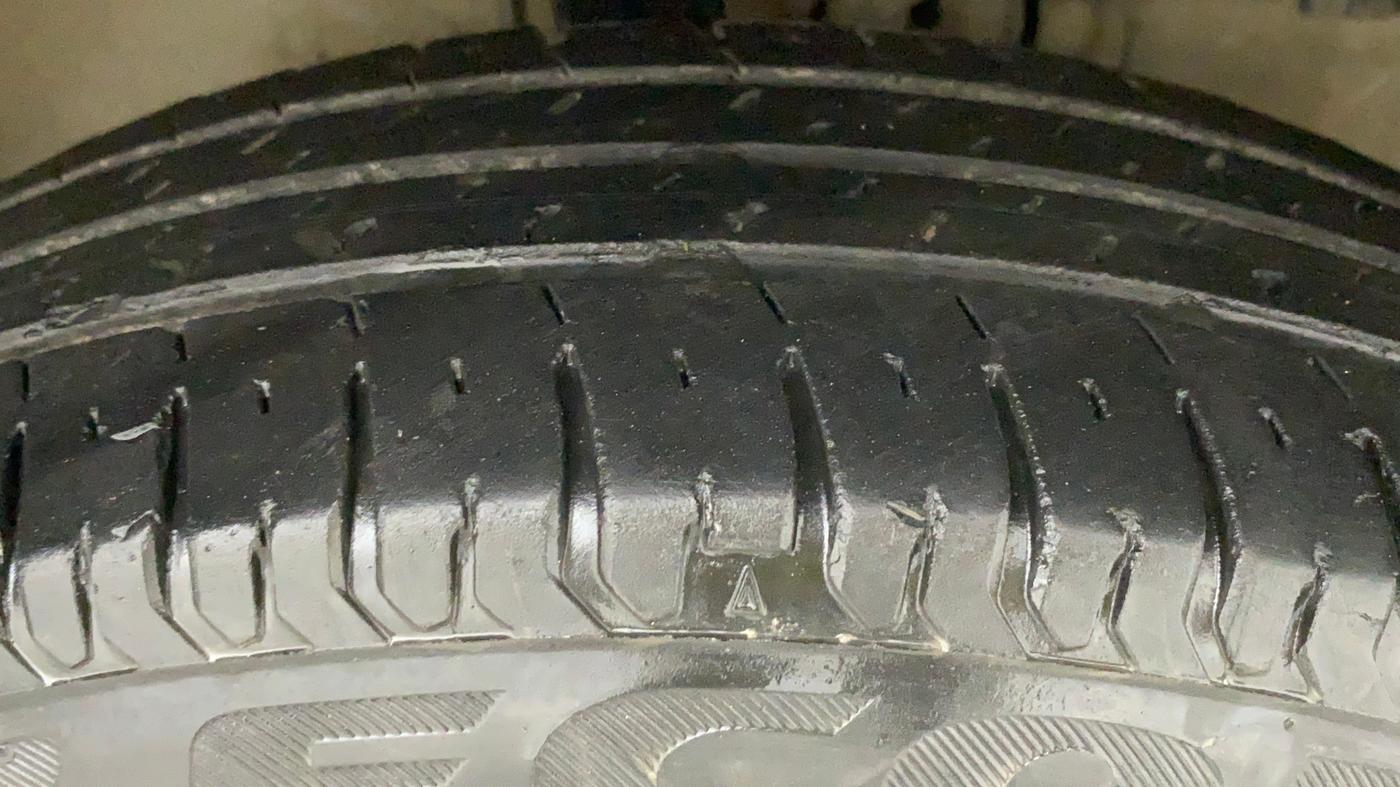 2017 Maruti Swift VXI O, Petrol, Manual, 97,031 km, Right Front Tyre Tread