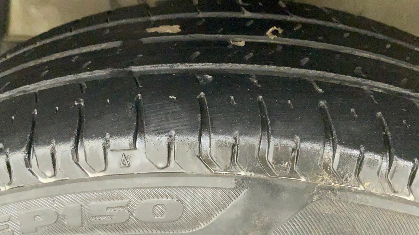 2017 Maruti Swift VXI O, Petrol, Manual, 97,031 km, Left Front Tyre Tread