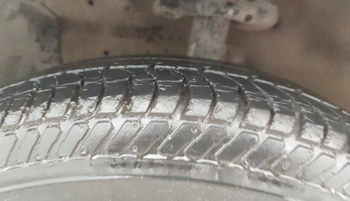 2013 Maruti Swift LXI, Petrol, Manual, 32,614 km, Left Front Tyre Tread