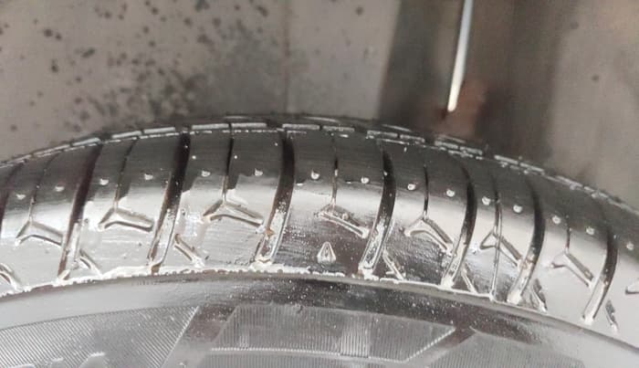 2013 Maruti Swift LXI, Petrol, Manual, 32,614 km, Left Rear Tyre Tread
