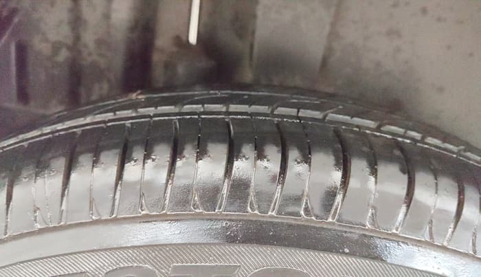 2013 Maruti Swift LXI, Petrol, Manual, 32,614 km, Right Rear Tyre Tread