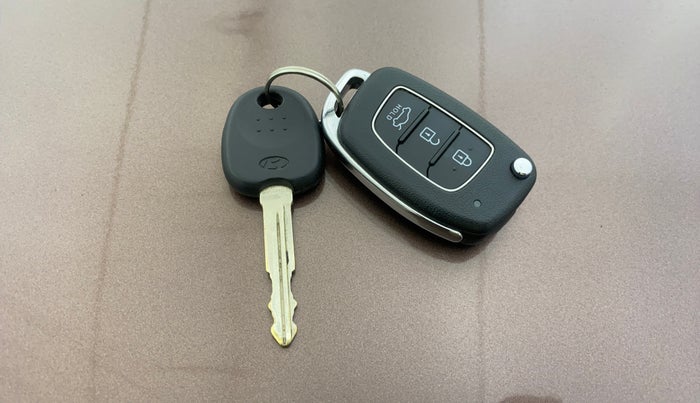 2021 Hyundai AURA S 1.2 CNG, CNG, Manual, 27,201 km, Key Close Up