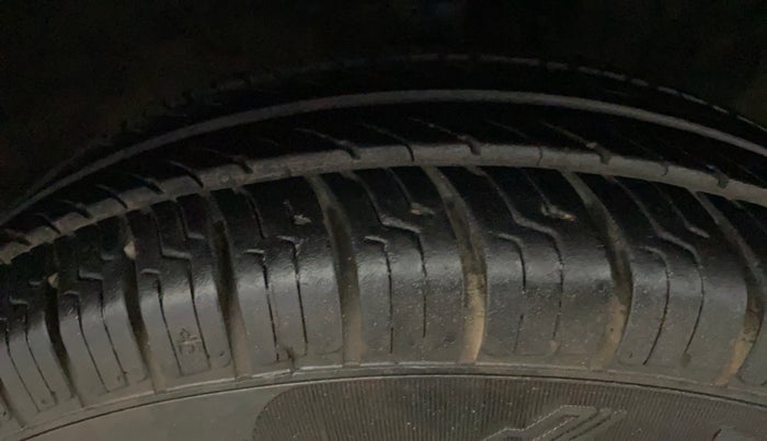 2016 Hyundai Eon ERA +, Petrol, Manual, 36,637 km, Right Front Tyre Tread