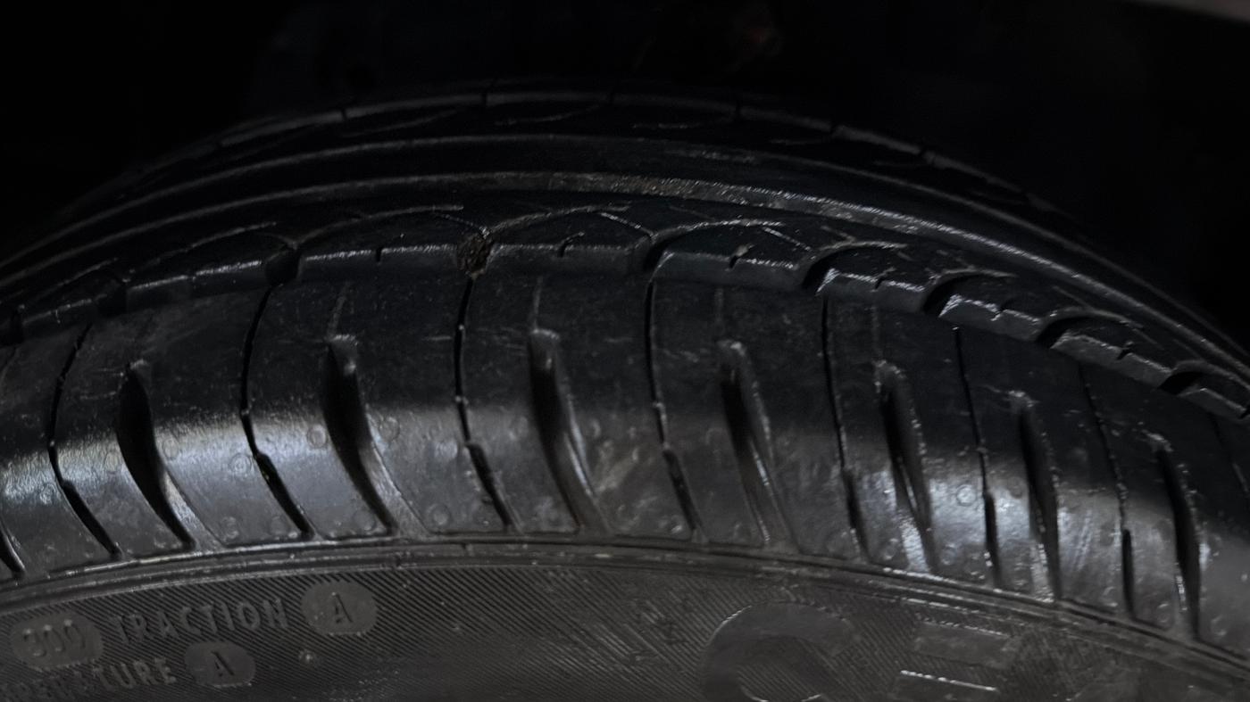 2015 Honda Amaze 1.2L I-VTEC S, Petrol, Manual, 1,06,160 km, Right Front Tyre Tread
