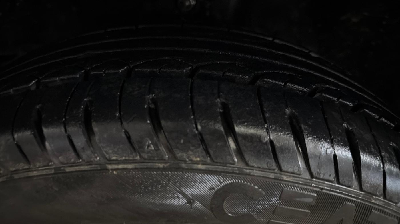 2015 Honda Amaze 1.2L I-VTEC S, Petrol, Manual, 1,06,160 km, Left Front Tyre Tread