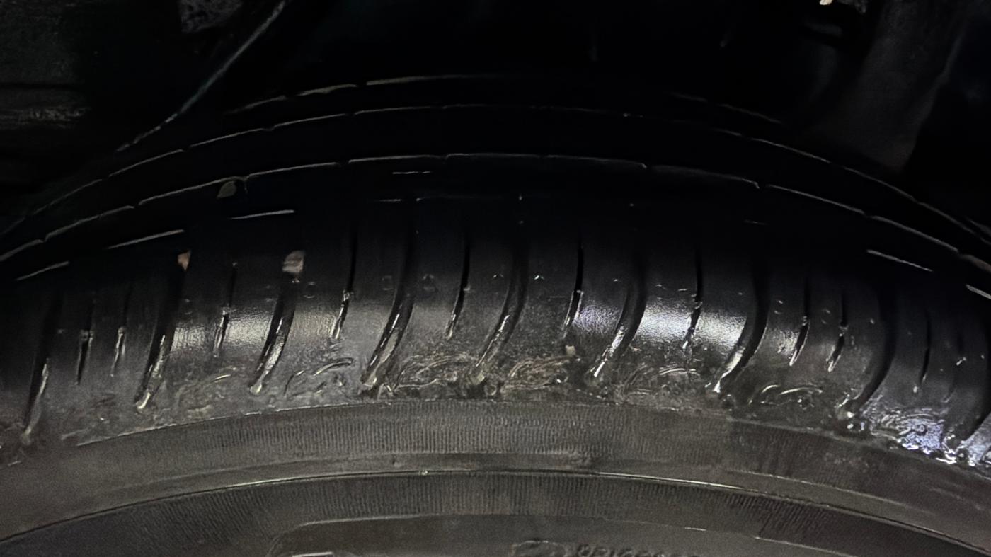 2015 Honda Amaze 1.2L I-VTEC S, Petrol, Manual, 1,06,160 km, Left Rear Tyre Tread