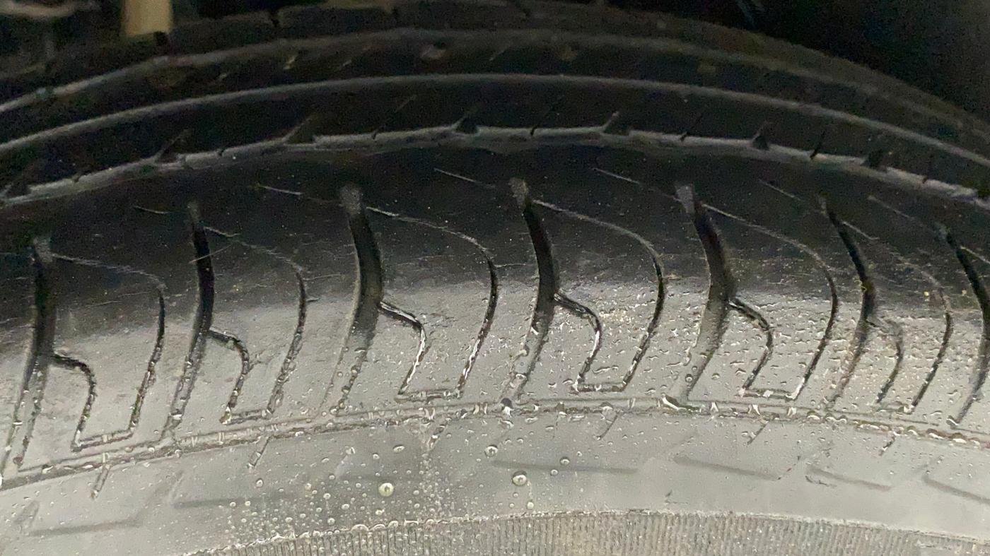 2014 Maruti Swift VXI, Petrol, Manual, 29,653 km, Right Rear Tyre Tread