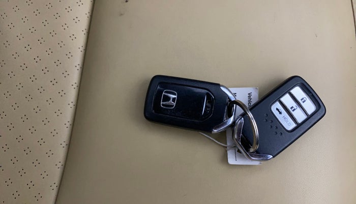 2020 Honda Amaze 1.2L I-VTEC VX, Petrol, Manual, 1,03,024 km, Key Close Up