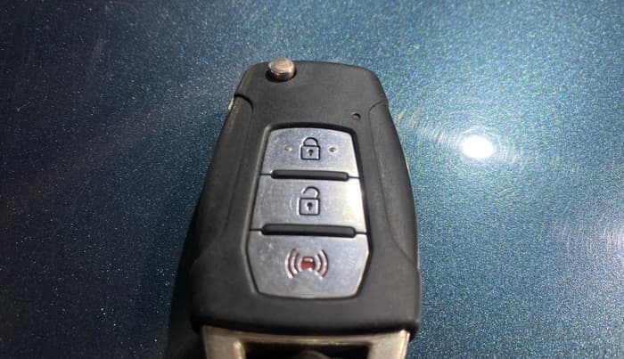 2021 Mahindra XUV300 W8 (O) 1.2 PETROL, Petrol, Manual, 93,983 km, Key Close Up