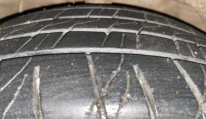 2021 Mahindra XUV300 W8 (O) 1.2 PETROL, Petrol, Manual, 93,983 km, Left Front Tyre Tread