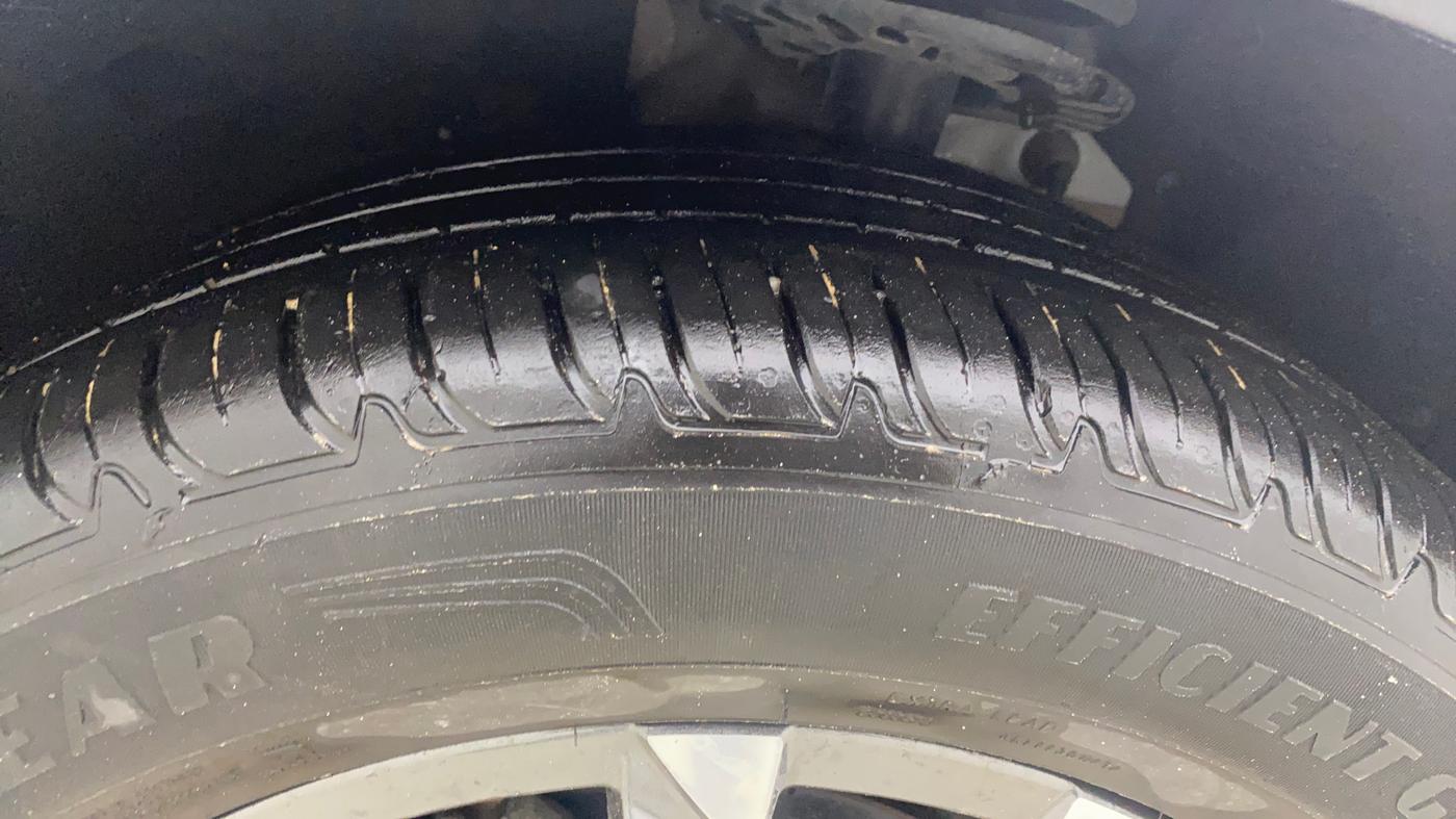 2022 Mahindra XUV700 AX 7 LUXURY P AT 7 STR, Petrol, Automatic, 38,547 km, Left Front Tyre Tread