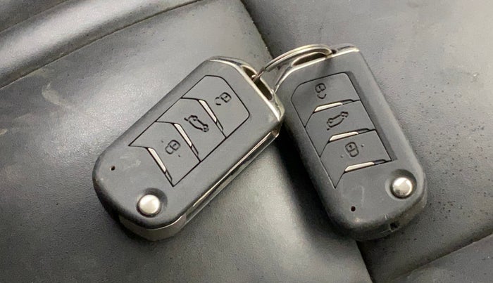 2022 Mahindra XUV700 AX 7 LUXURY P AT 7 STR, Petrol, Automatic, 38,547 km, Key Close Up