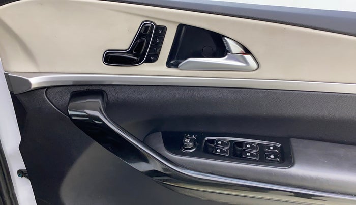 2022 Mahindra XUV700 AX 7 LUXURY P AT 7 STR, Petrol, Automatic, 38,547 km, Driver Side Door Panels Control