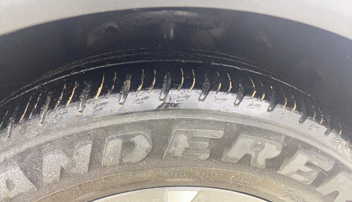 2022 Mahindra XUV700 AX 7 LUXURY P AT 7 STR, Petrol, Automatic, 38,547 km, Right Front Tyre Tread