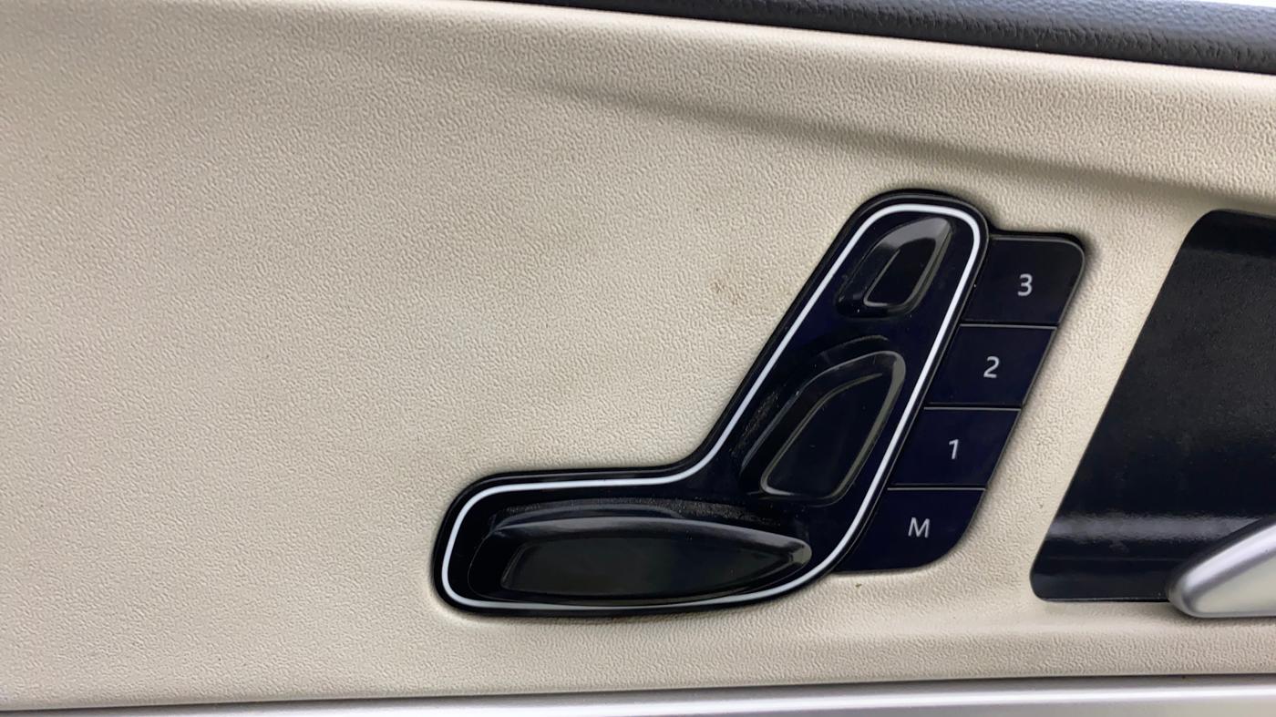 2022 Mahindra XUV700 AX 7 LUXURY P AT 7 STR, Petrol, Automatic, 38,547 km, Driver Side Adjustment Panel