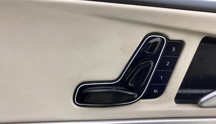 2022 Mahindra XUV700 AX 7 LUXURY P AT 7 STR, Petrol, Automatic, 38,547 km, Driver Side Adjustment Panel