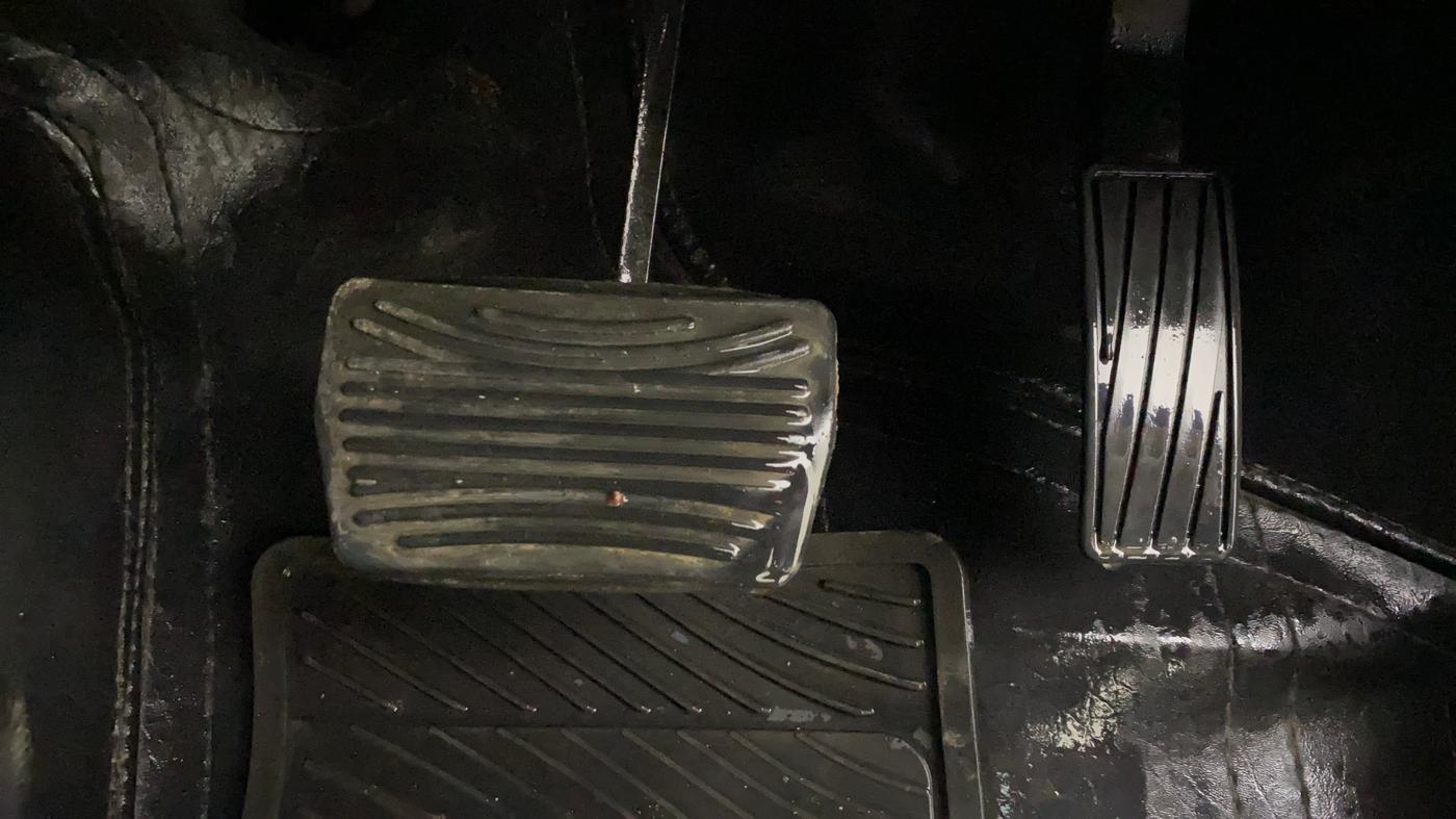 2022 Mahindra XUV700 AX 7 LUXURY P AT 7 STR, Petrol, Automatic, 38,547 km, Pedals