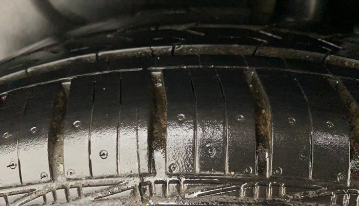 2013 Maruti Swift Dzire VXI, Petrol, Manual, 95,606 km, Left Rear Tyre Tread