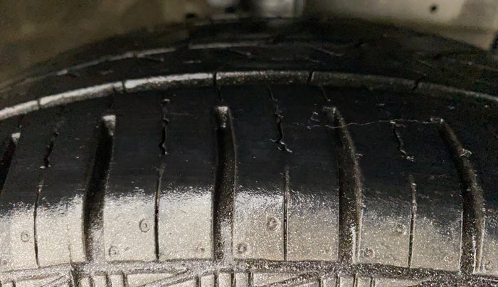 2013 Maruti Swift Dzire VXI, Petrol, Manual, 95,606 km, Right Front Tyre Tread