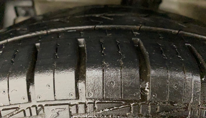 2013 Maruti Swift Dzire VXI, Petrol, Manual, 95,606 km, Left Front Tyre Tread
