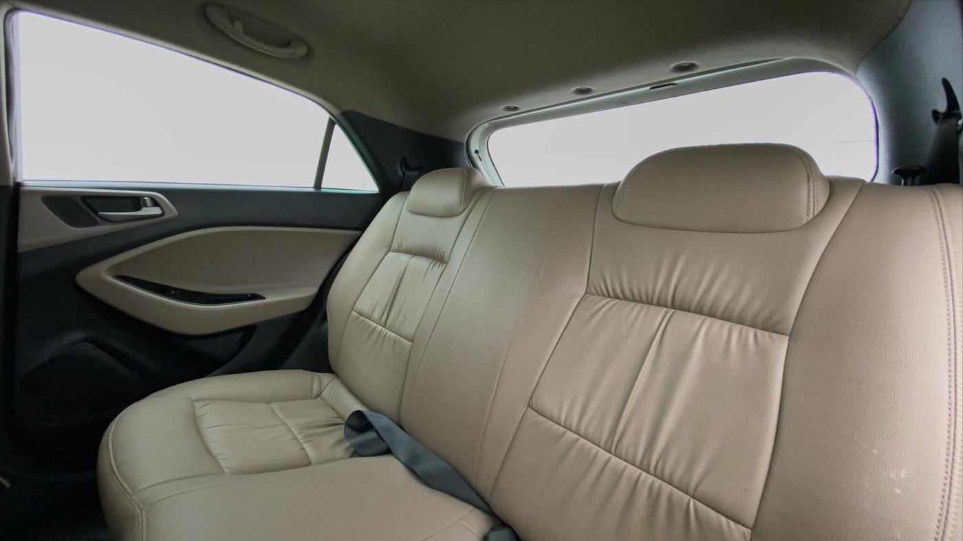 2014 Hyundai Elite i20 SPORTZ 1.4, Diesel, Manual, 1,94,577 km, Right Side Door Cabin View